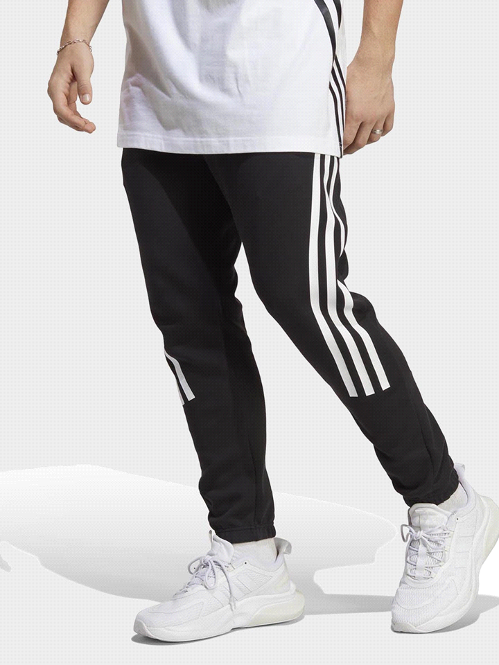 I pantaloni ADIDAS M FI 3S PT sono perfetti per chi cerca uno stile casual e sportivo. La vestibilità aderente crea un look moderno e atletico, mentre gli orli e il girovita elasticizzato con cordino ... 